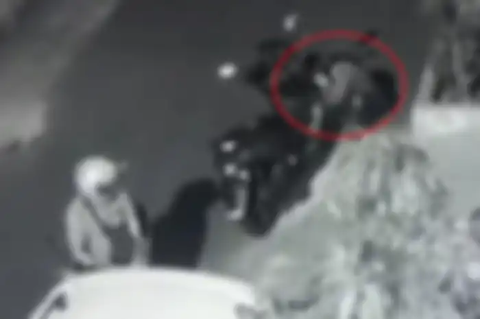 Hasil rekaman CCTV. Maling sedang mencuri Yamaha NMAX milik Armi Defrizal, jongkok dan pakai korek