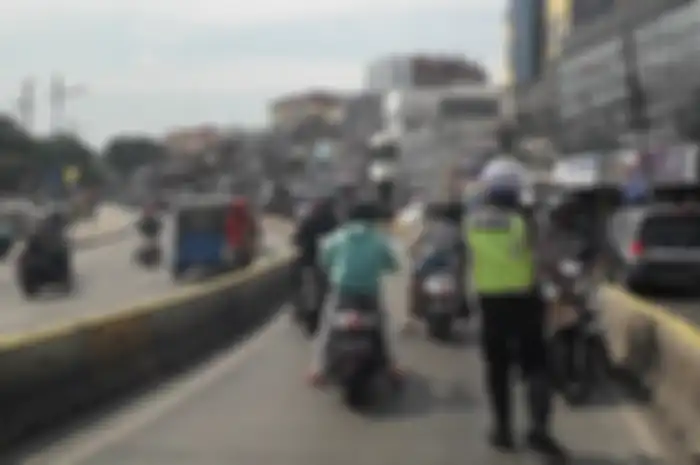 Pemotor masih nekat terobos jalur busway.