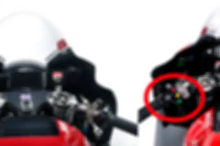Tombol setang kiri motor Desmosedici GP 2019 (kiri) yang terdiri 5 tombol dengan Desmosedici GP 2020 (kanan) yang hanya ada 3 tombol di setang kiri