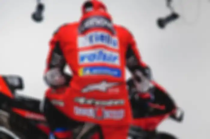Andrea Dovizioso tak lagi mengusung julukan Desmodovi di belakang racing suitnya di musim ini, menggantinya jadi Undaunted