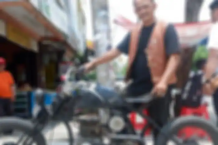 Ahmad Bengar Harahap dengan motor yang ia ciptakan dengan jenis custom pakai mesin kapal