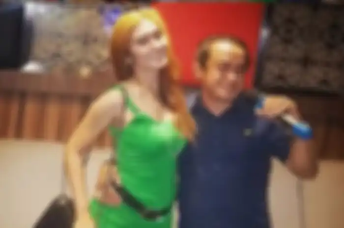 Revi Mariska dan suaminya