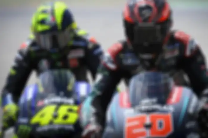 Valentino Rossi (kiri) dan Fabio Quartararo.