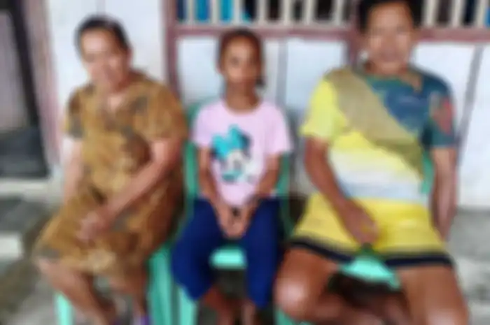 Asmarani Dongku di rumah kediamannya bersama kedua orangtua.