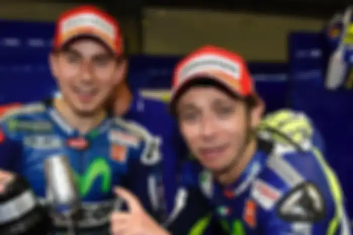 Jorge Lorenzo dan Valentino Rossi (kanan).