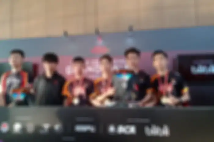 Pemenang Piala Presiden Esports 2020 dari Vietnam, tim Flash untuk Free Fire dan Nguyen Tuan Anh untuk PES.