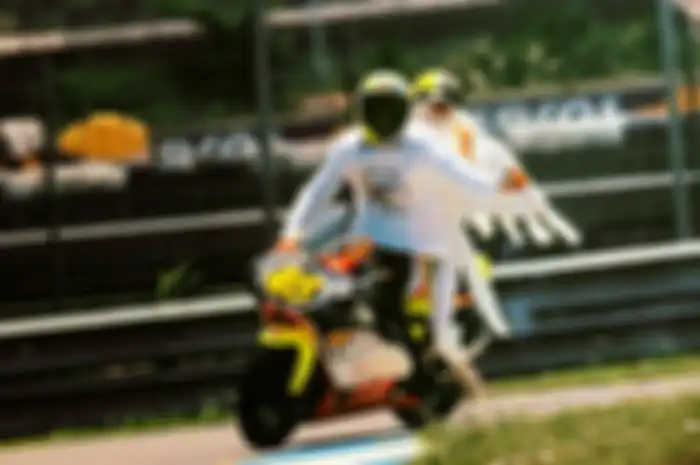Valentino Rossi berhasil juara dunia GP250 dengan Aprilia di 1999