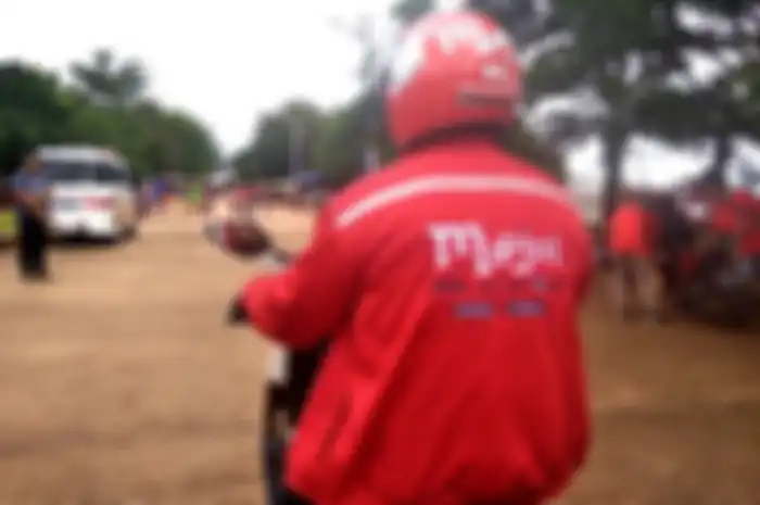 Salah satu driver MOOJOL menaiki sepeda motornya di Jakarta, Minggu (2/2/2020).