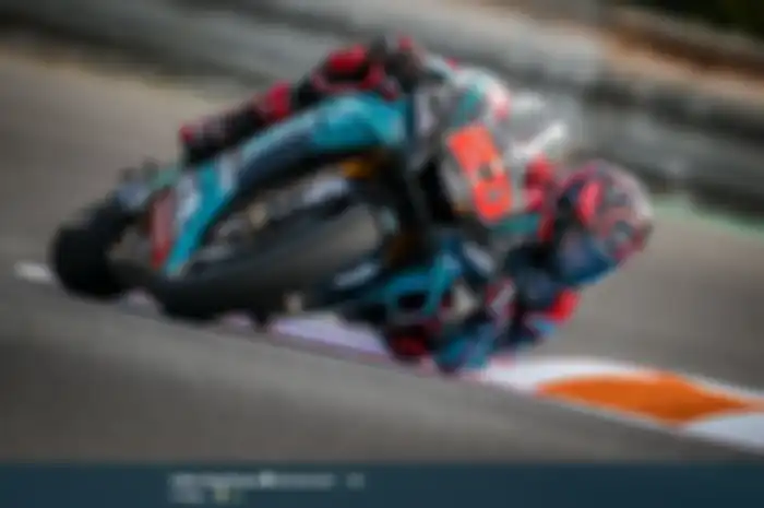 Pembalap Petronas Yamaha SRT, Fabio Quartararo, beraksi di dalam lintasan balap. 