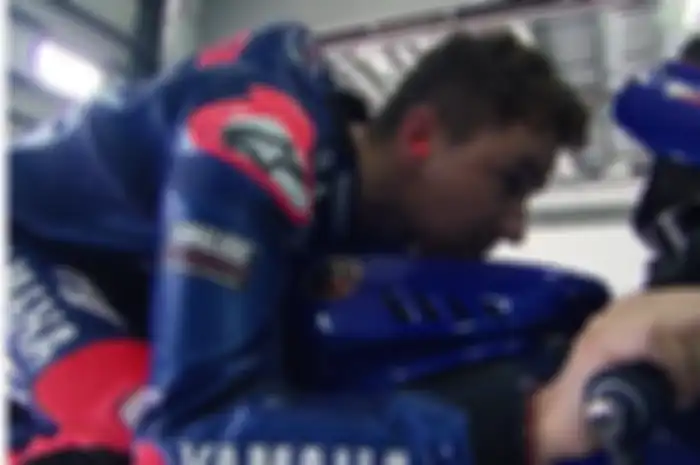 Jorge Lorenzo jajal Yamaha YZR-M1 terbaru, saking semangatnya sampai pasang nomor start sendiri