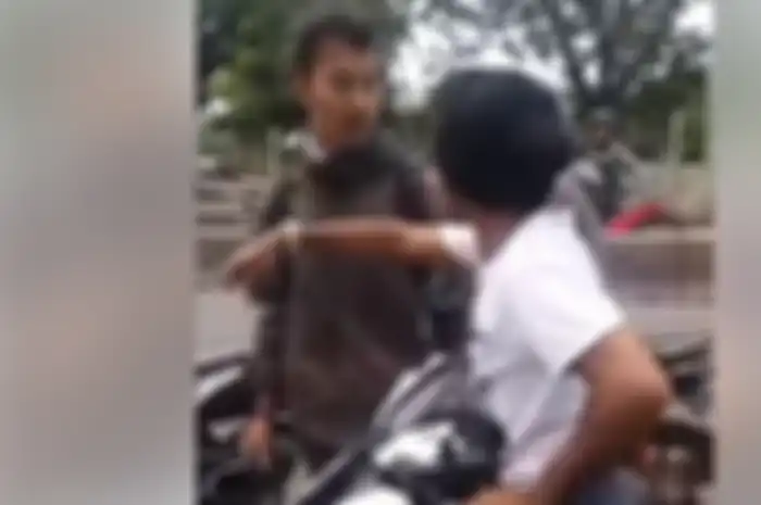 Debt collector merampas motor warga di jalan dapat perlawanan.