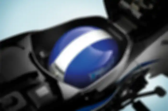 Bagasi Yamaha Finn muat helm half face