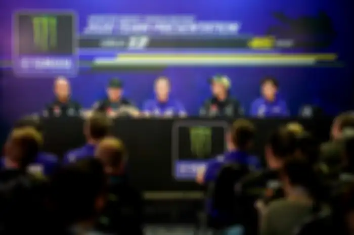 Konferensi pers peluncuran tim Monster Energy Yamaha MotoGP di Sepang (6/2/2020) terungkap Valentino Rossi lebih dulu ditawari bertahan sebagai tim Yamaha pabrikan musim depan. Valentino Rossi pegang omongan untuk tunggu melihat performa di awal-awal MotoGP 2020