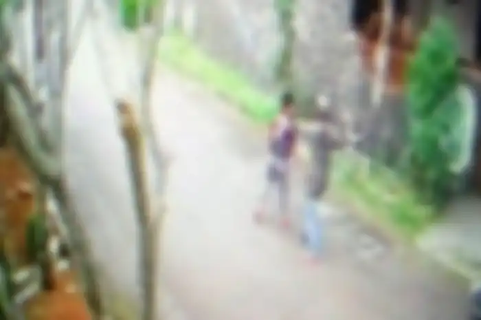 Adegan percobaan pembegalan oleh seorang pria di Cinere, Depok, Jawa Barat terhadap bocah berusia 12 tahun menggunakam celurit terekam CCTV, Jumat (31/1/2020). 