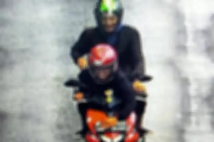 Pengendara motor terlihat mengelabui polisi untuk tidak terekam ETLE