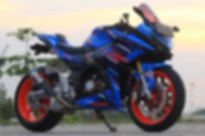 Honda CBR150R dengan kaki-kaki moge