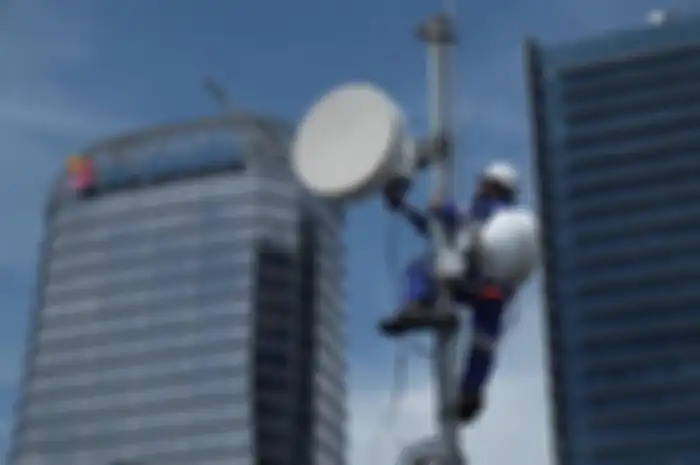 Teknisi XL Axiata sedang melakukan perawatan pada salah satu perangkat BTS di daerah Rasuna Said, Kuningan. Jakarta. Senin (10/2)