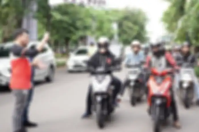 General Manager Motorcycle Sales, Marketing, &amp; Logistic DAM Lerri Gunawan, bersama Promotion Dept. Head DAM Demmy Firmansyah melepas keberangkatan seluruh peserta city rolling di acara Nongkrong Bareng BeAT, (9/2).