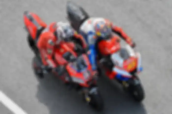 Danilo Petrucci mendorong motor Jack Miller yang mengalami crash