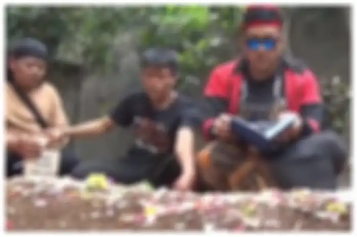 Teddy Pardiyana berdoa di makam Lina Zubaedah (Status Selebriti SCTV)
