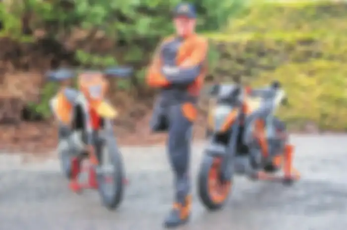 Joacim Boive biker difabel yang lancar naik motor trail KTM