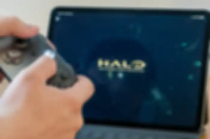 Ilustrasi bermain game Xbox di iPad dengan Project xCloud