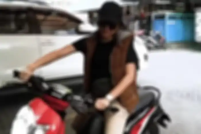 Lucinta Luna saat mengendarai sepeda motor di channel youtubenya