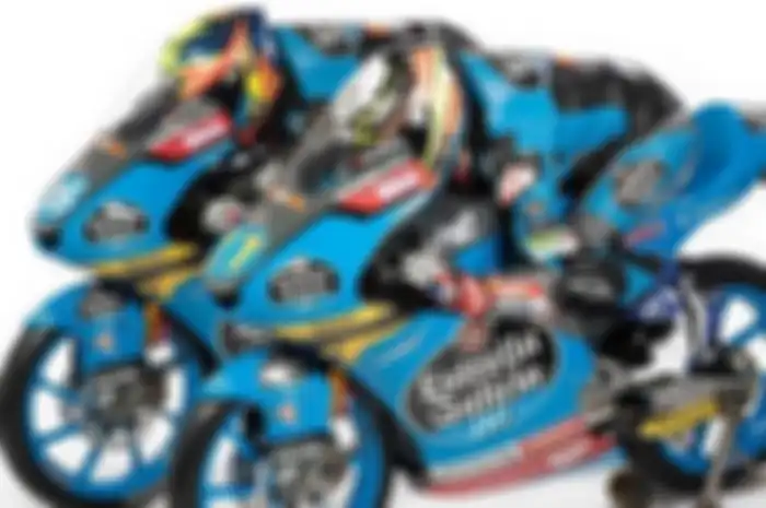 Dua pembalap tim Estrella Galicia 0,0 menggunakan helm NHK GP R-Tech