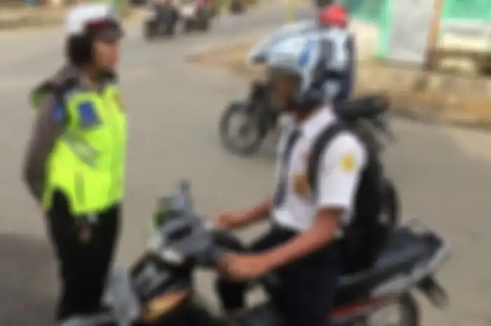 Foto ilustrasi pelajar SMP belum cukup umur punya SIM naik motor ditilang oleh polisi