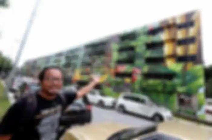 Fadzlan Rizan Johani, seniman yang membuat mural terbesar di Malaysia secara individu.
