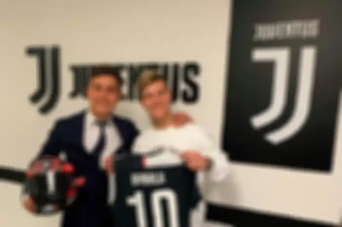 Striker club Juventus, Paulo Dybala (kiri) berpose dengan Fabio Quartararo.