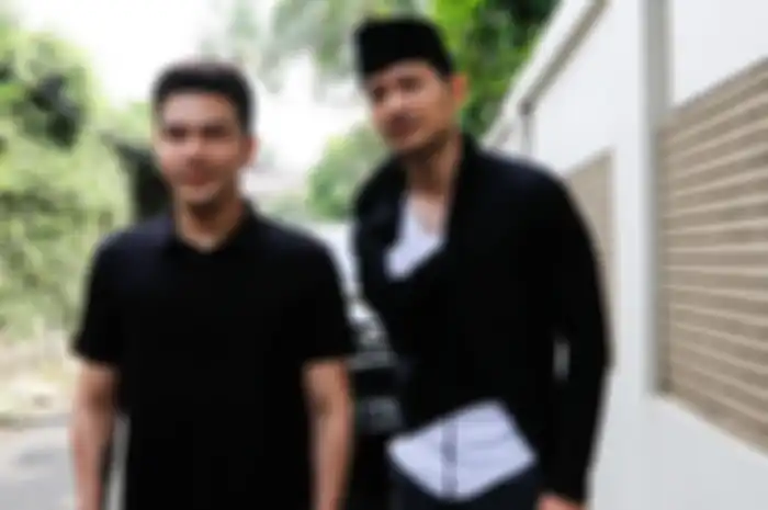Jonathan Frizzy dan Evan Sanders melayat suami dari penyanyi Bunga Citra Lestari (BCL), Ashraf Sinclair di Pejaten Barat, Jakarta, Selasa (18/2/2020). Ashraf meninggal dunia Selasa (18/2/2020) pagi, karena serangan jantung. 