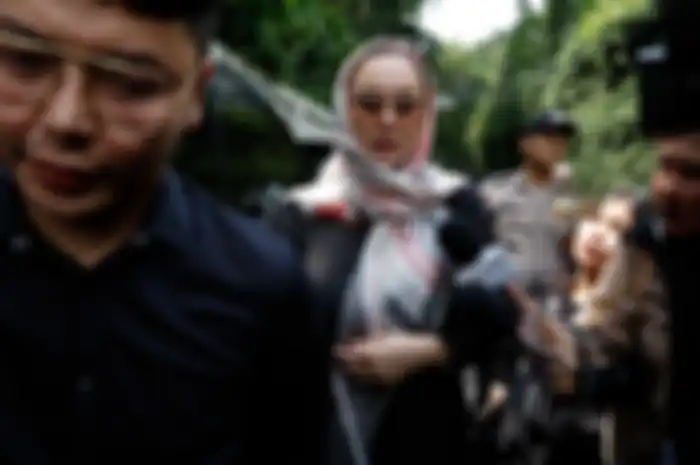 Aura Kasih melayat suami dari penyanyi Bunga Citra Lestari (BCL), Ashraf Sinclair di Pejaten Barat, Jakarta, Selasa (18/2/2020). Ashraf meninggal dunia Selasa (18/2/2020) pagi, karena serangan jantung. 
