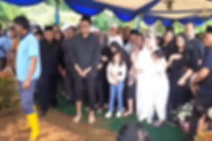 Inginkan sehidup semati berdampingan dengan suami tercinta, Bunga Citra Lestari pesan makam di samping Ashraf Sinclair.