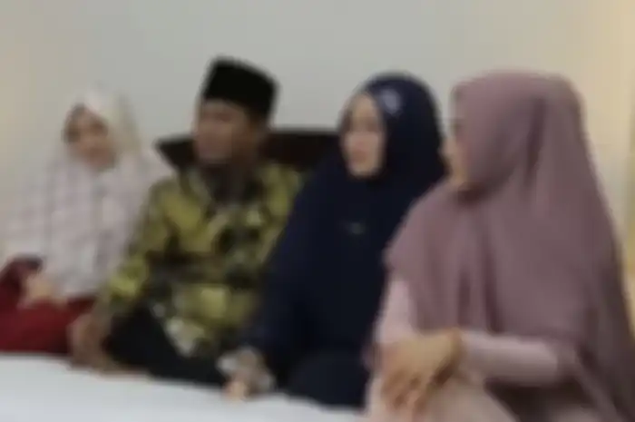 Lora Fadil dan ketiga istrinya saat berbincang dengan Alvin (YouTube.com/Alvin & Friends)
