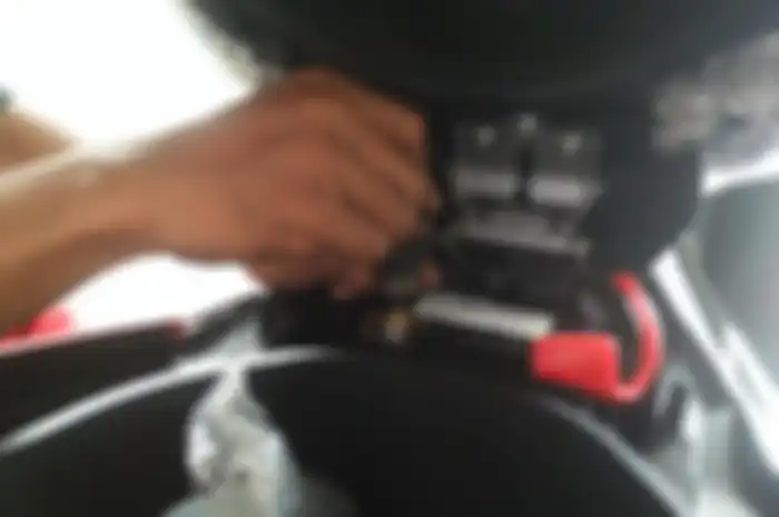 Melapas aki motor mulai dari negatif dulu