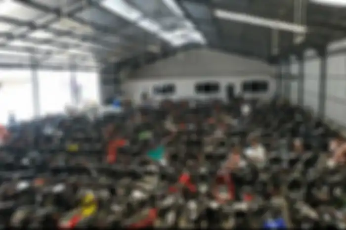 Ratusan motor murah tersusun rapi di balai lelang JBA Indonesia.