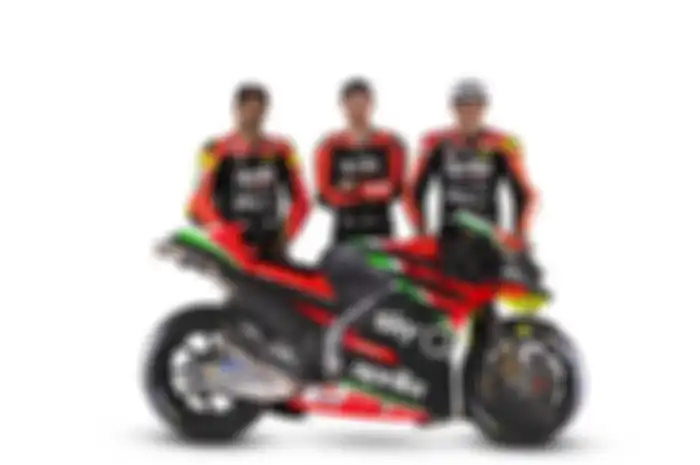 Andrea Iannone muncul di peluncuran RS-GP 2020 bersama Aleix Espargaro dan Bradley Smith.