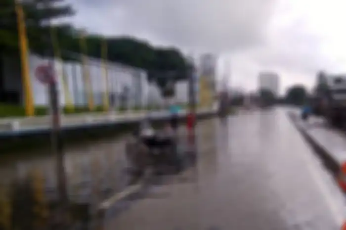 Banjir 80 cm di depan RS. Omni Jl. Perintis Kemerdekaan, sementara tidak bisa dilintasi semua jenis ranmor