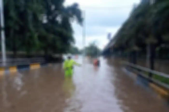 Banjir 50 cm mulai dari Pos MOI Jl. Yos Sudarso Jakarta Utara (arah ke Cempaka Putih), bagi kendaraan sejenis sedan dihimbau agar tidak melintas.