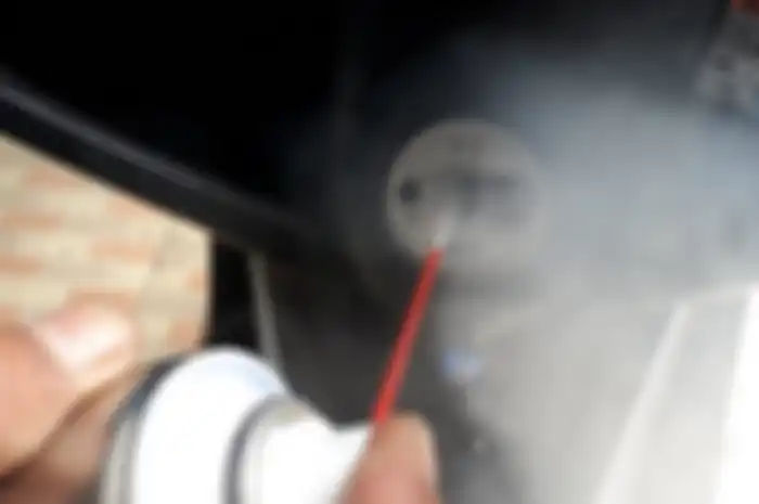 Lubang kunci atau kunci kontak motor macet, langsung semprotkan contact cleaner.