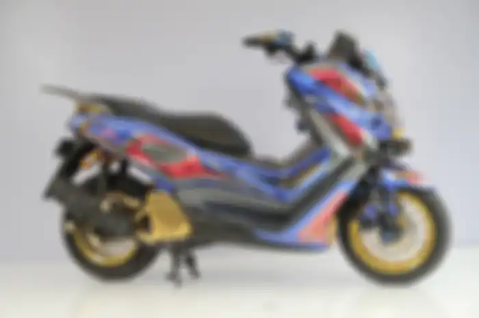 Modifikasi motor dengan decal stylish dan serat karbon di beberapa bagian jadi tambah elegan.