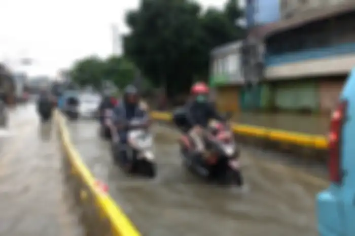 Ilustrasi motor matik terobos banjir