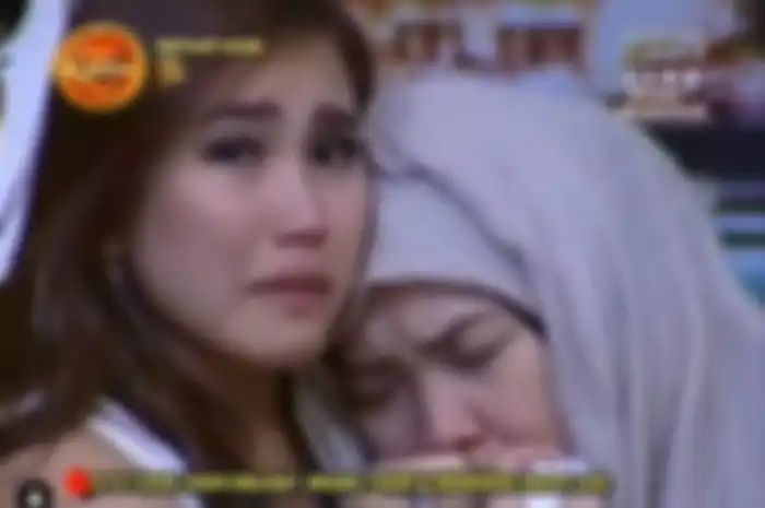 Menangis dan Peluk Umi Kalsum, Ayu Ting Ting: Semoga Kalian Tak Berada di Posisi Saya (Menangis dan Peluk Umi Kalsum, Ayu Ting Ting: Semoga Kalian Tak Berada di Posisi Saya)