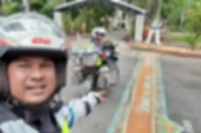 Sepasang suami istri asal Malaysia diketahui sedang turing mengunjungi para bikers di Indonesia menggunakan Yamaha Y15ZR.
