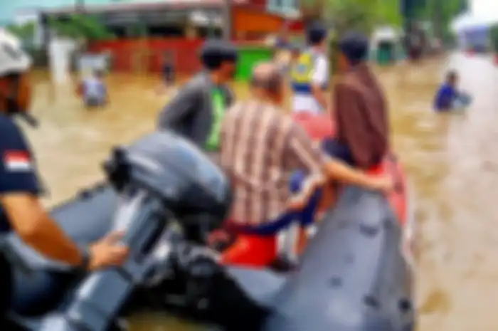 Suzuki Peduli Korban Banjir, Suzuki Club Reaksi Cepat (SCRC) Langsung Turun Kelapangan Evakuasi Korban