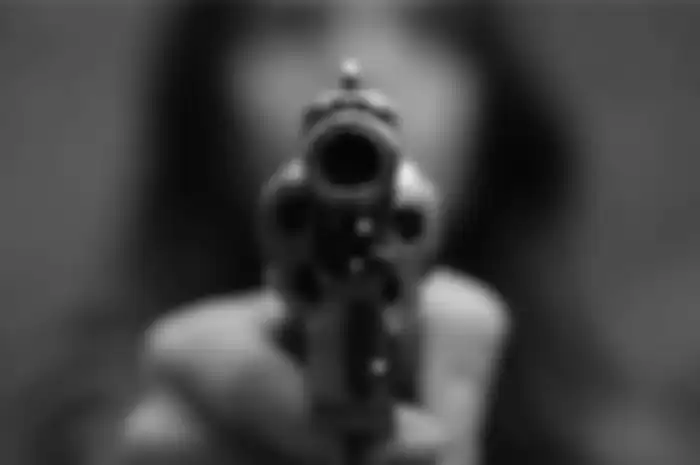 Ilustrasi debt collector memakai pistol untuk meneror warga yang motornya menunggak cicilan.