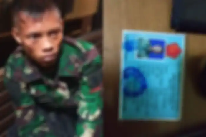 Tersangka TNI gadungan dan kartu tanda anggota palsu