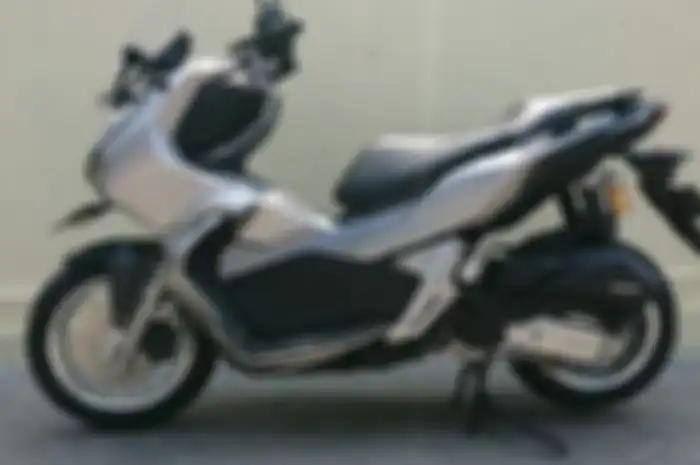 Honda ADV150 pakai pelek palang aftermarket.