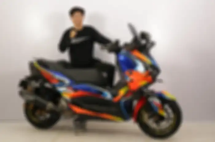 Body Yamaha XMAX yang jadi juara kelas daily use di Customaxi Makassar ini terinspirasi dari helm Shoei X-14 Brink